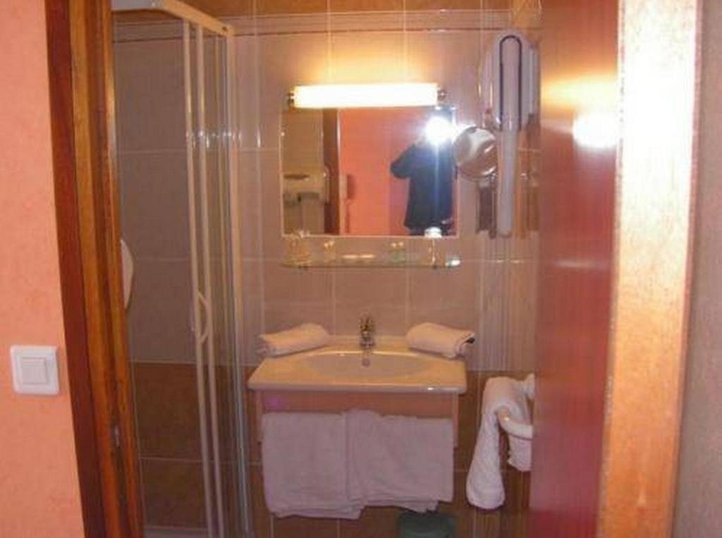 Hôtel Au P'Tit Quinquin à Céaux Chambre photo